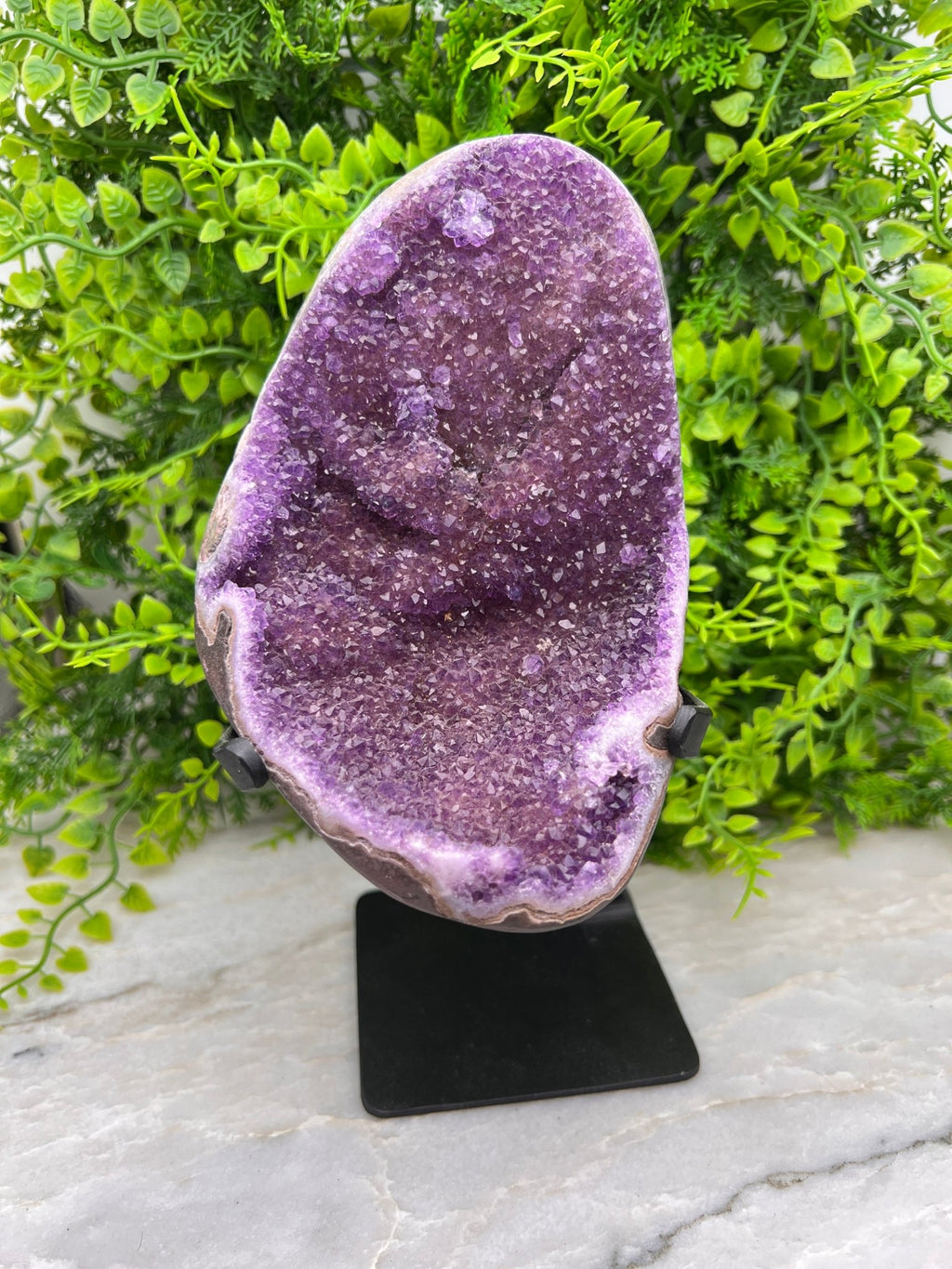 Amethist op standaard by KEY LIME STORE