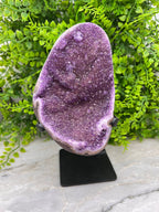 Amethist op standaard by KEY LIME STORE