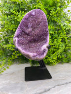Amethist op standaard by KEY LIME STORE