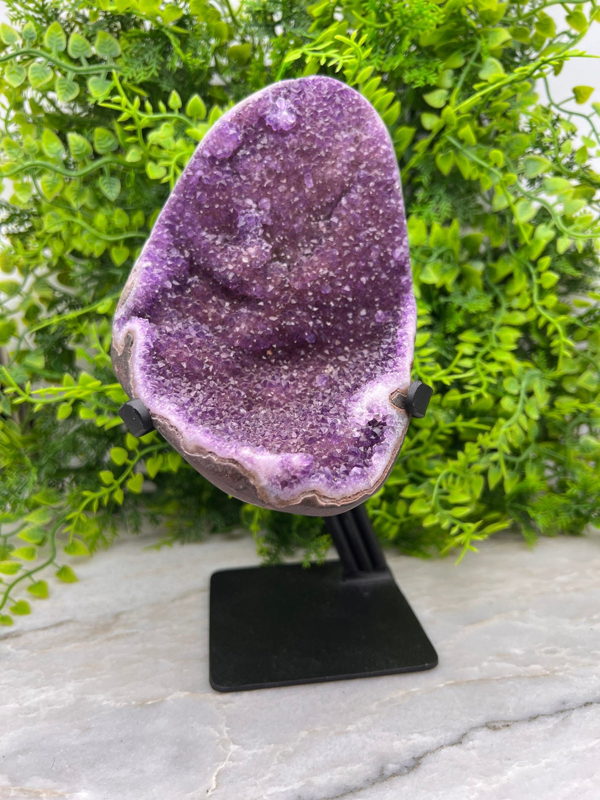 Amethist op standaard by KEY LIME STORE