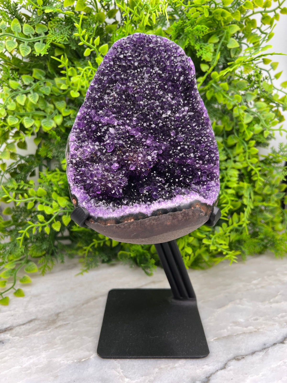 Amethist cluster op standaard by KEY LIME STORE