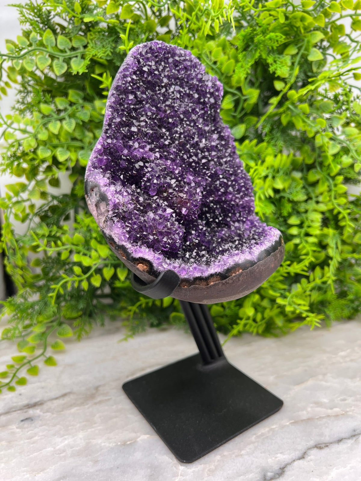 Amethist cluster op standaard by KEY LIME STORE