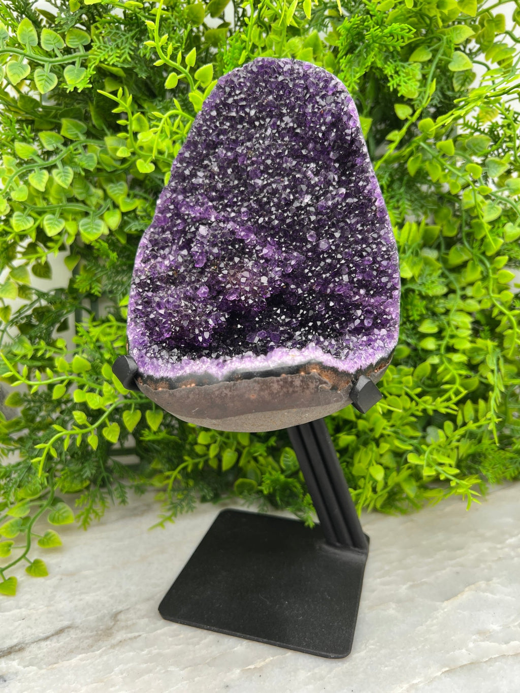 Amethist cluster op standaard by KEY LIME STORE