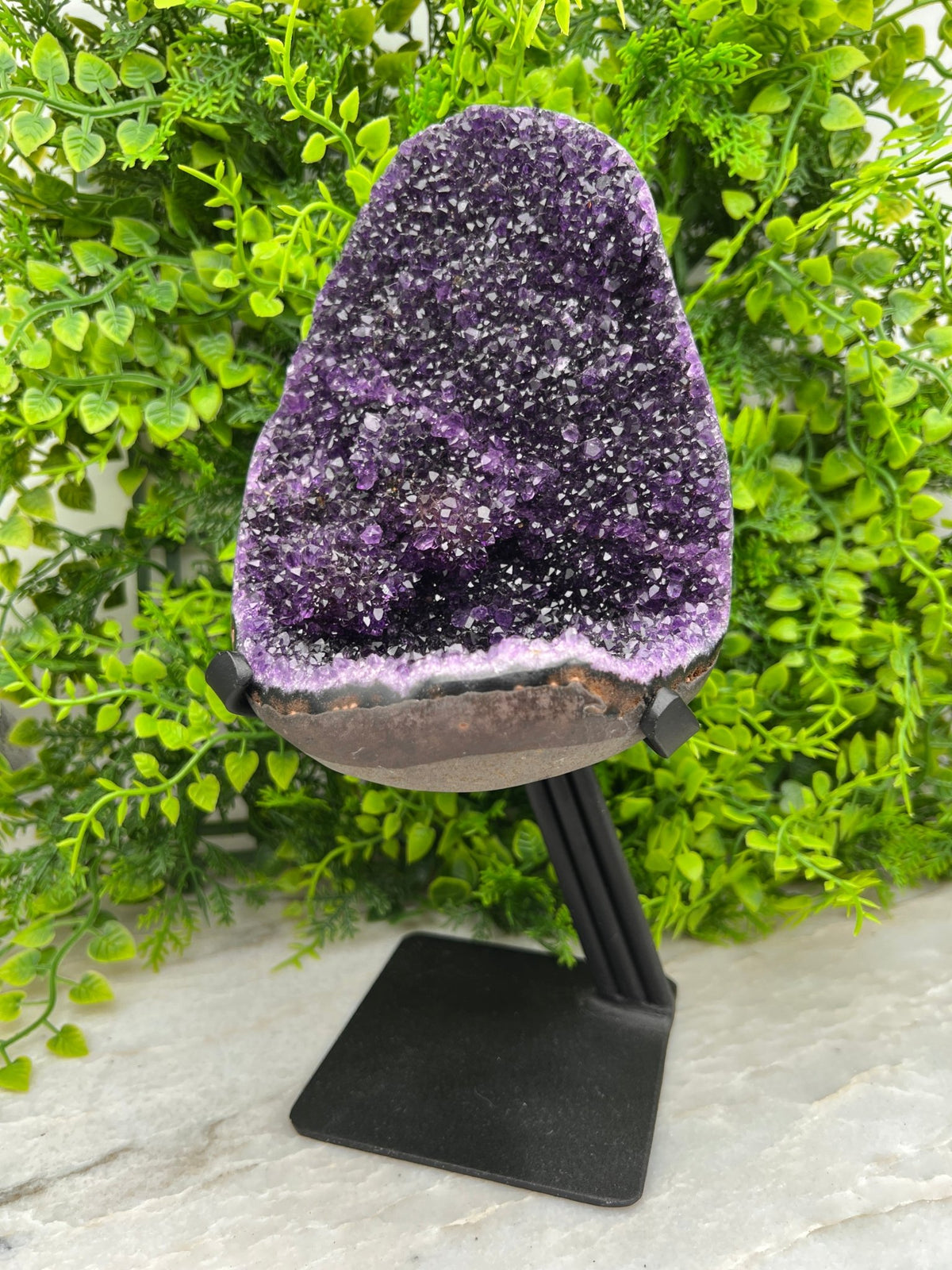 Amethist cluster op standaard by KEY LIME STORE
