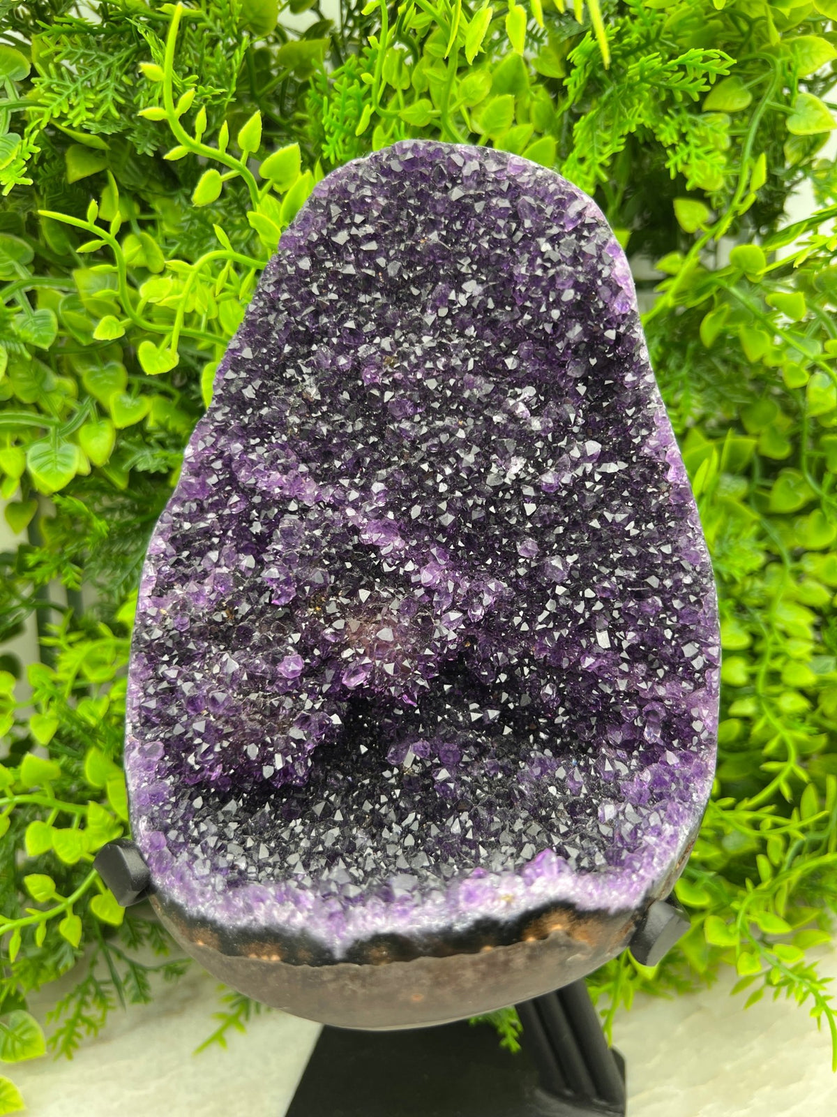 Amethist cluster op standaard by KEY LIME STORE
