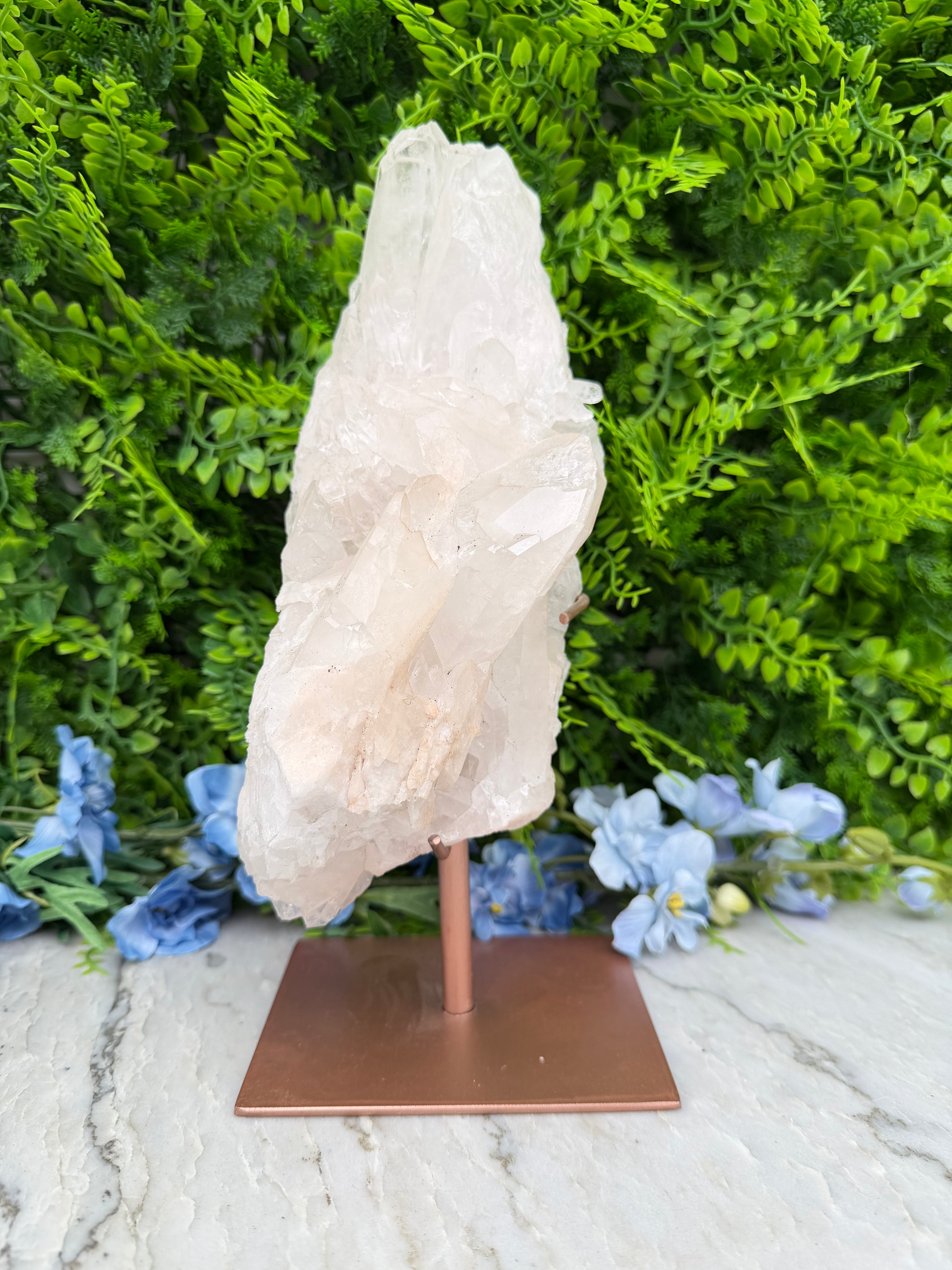 Bergkristal cluster op standaard (2101 gr/28 cm)