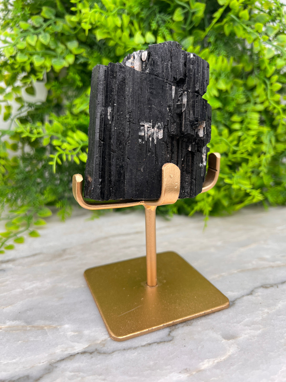Zwarte Toermalijn op standaard