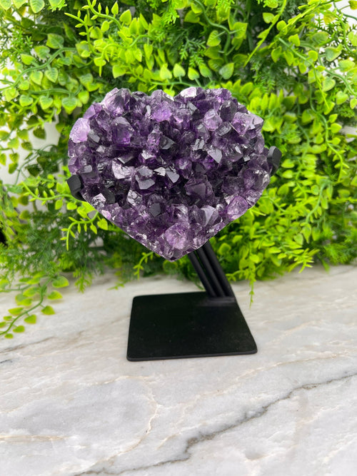 Amethist hart cluster op standaard by KEY LIME STORE