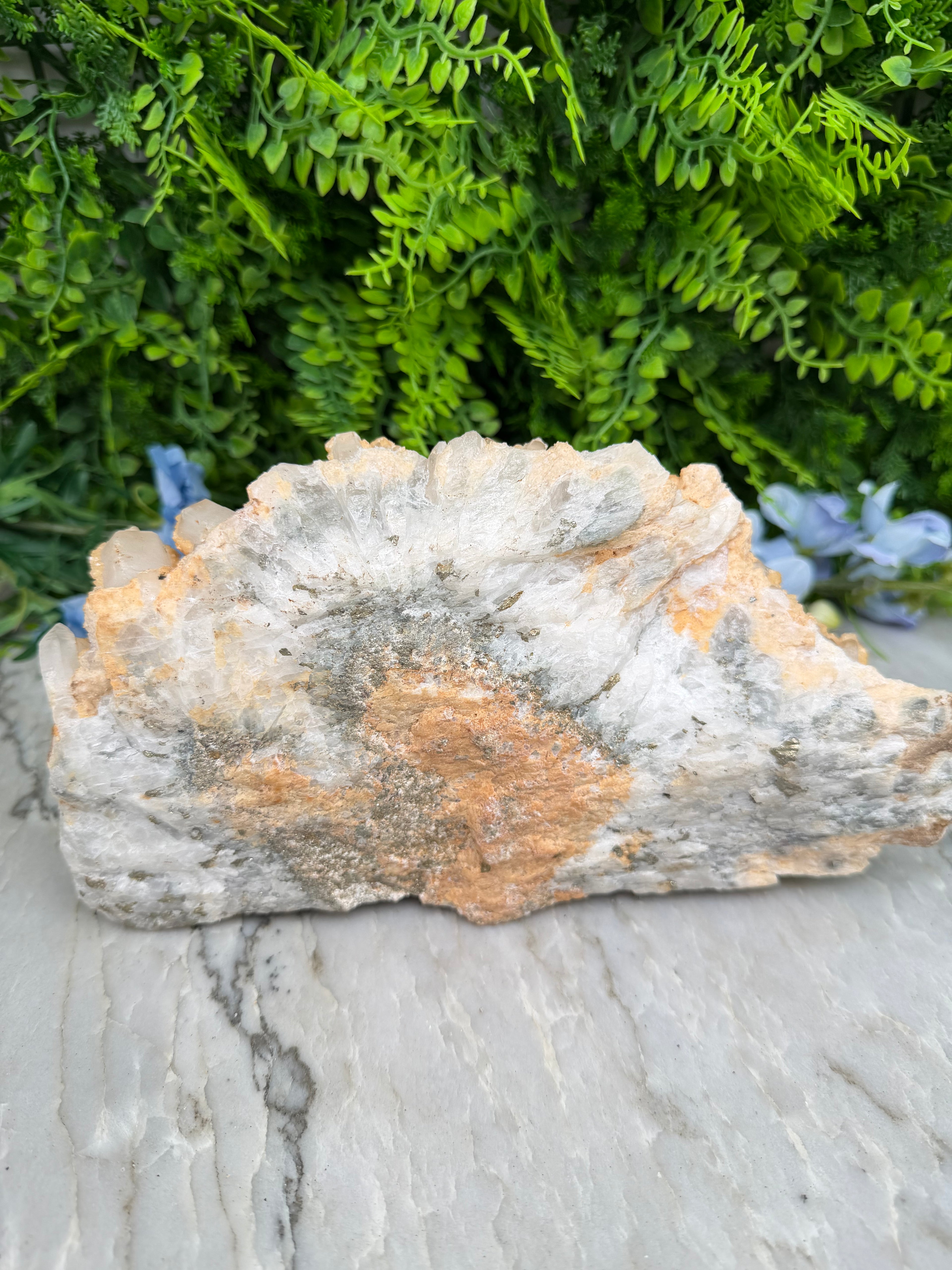 Museumstuk - Bergkristal met zeldzame begroeiing en Pyriet (2372 gr/23.5 cm)