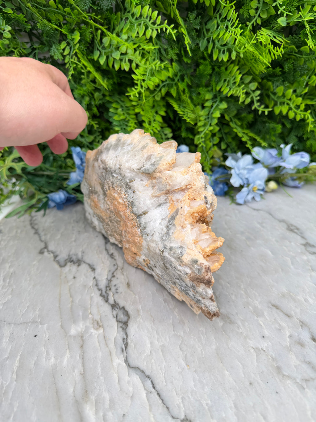 Museumstuk - Bergkristal met zeldzame begroeiing en Pyriet (2372 gr/23.5 cm)