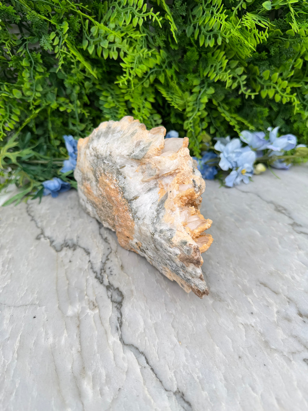 Museumstuk - Bergkristal met zeldzame begroeiing en Pyriet (2372 gr/23.5 cm)