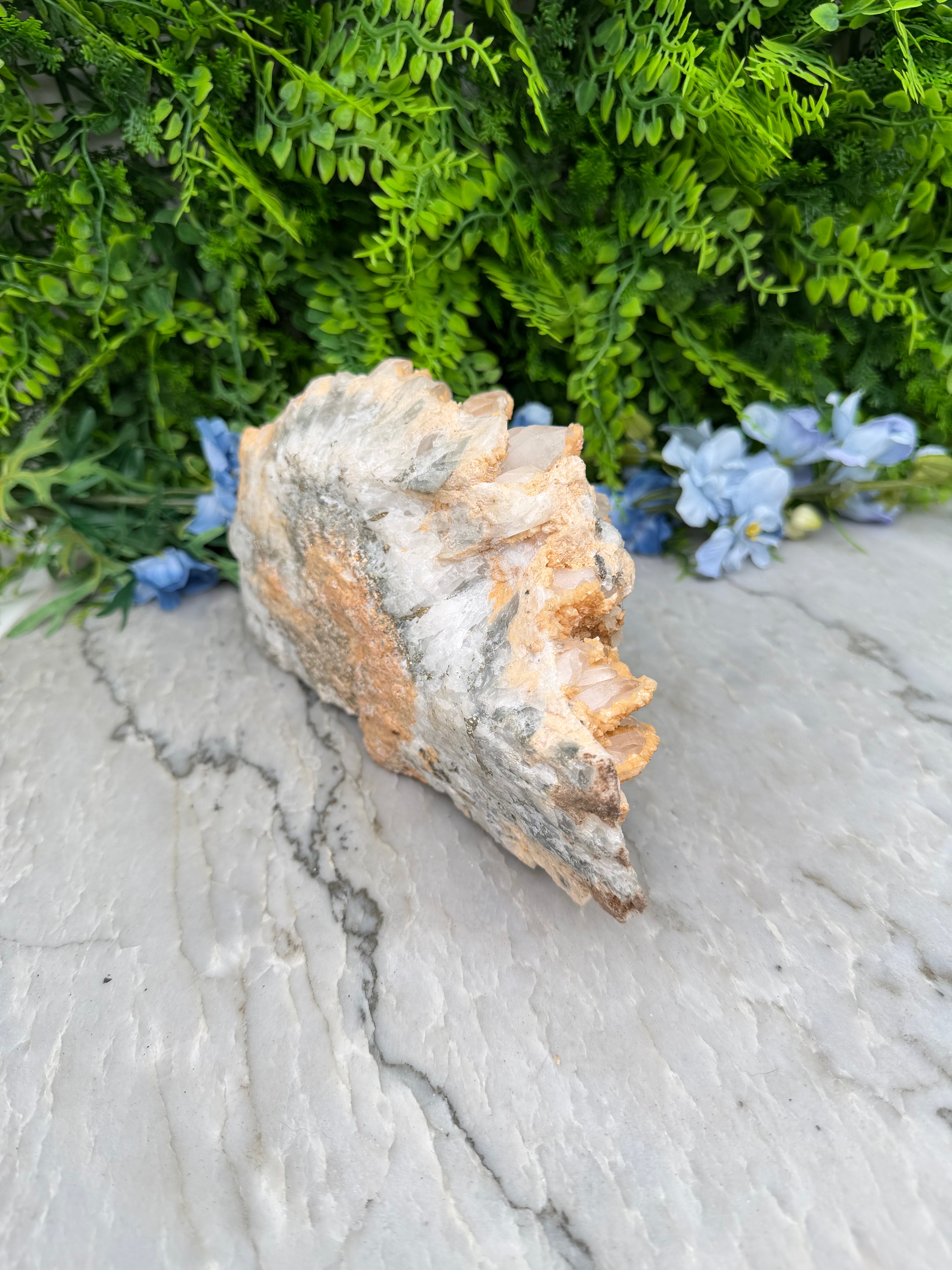 Museumstuk - Bergkristal met zeldzame begroeiing en Pyriet (2372 gr/23.5 cm)