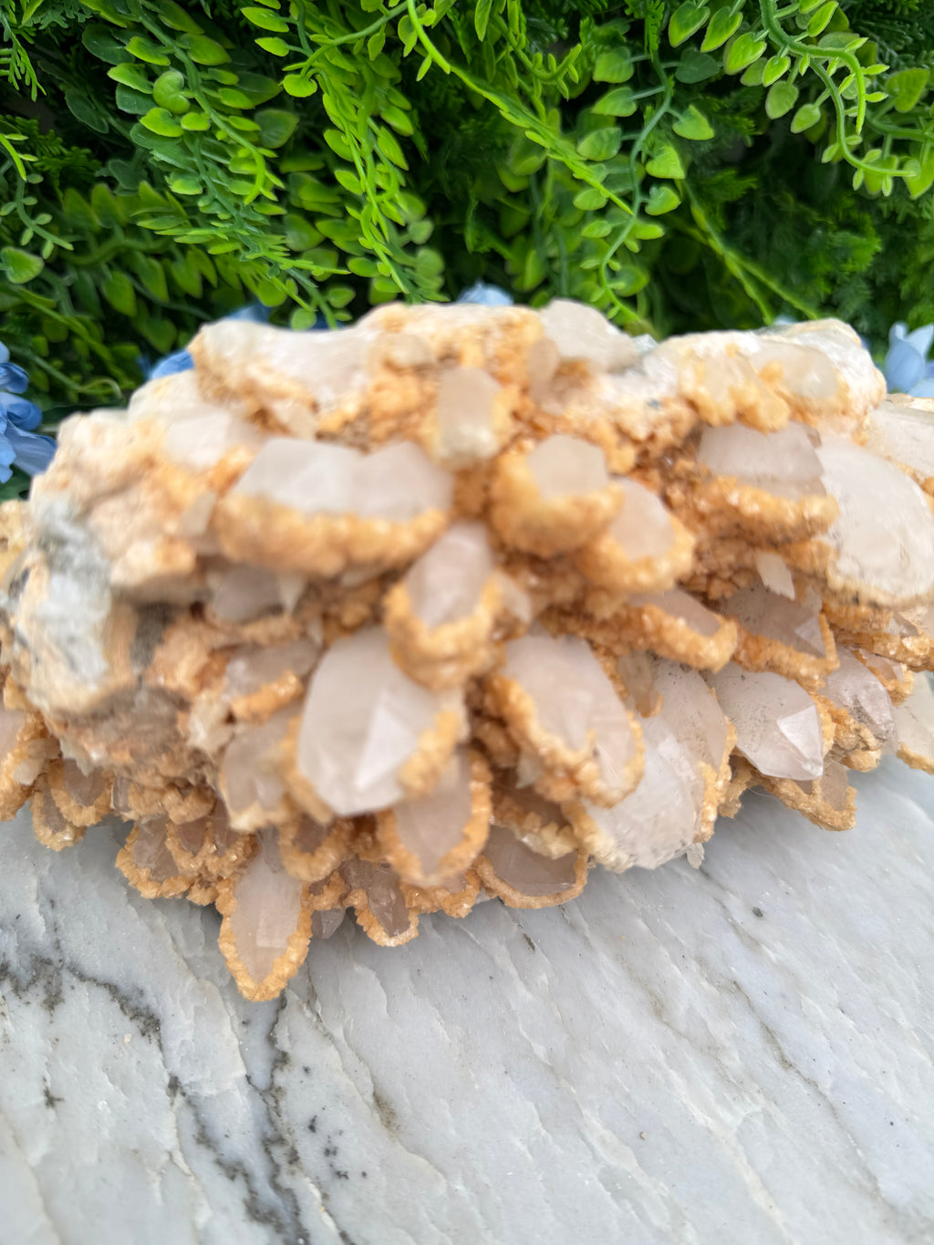 Museumstuk - Bergkristal met zeldzame begroeiing en Pyriet (2372 gr/23.5 cm)