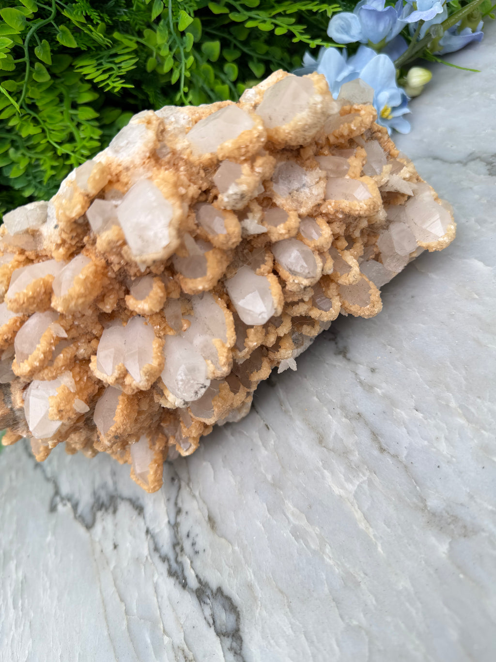 Museumstuk - Bergkristal met zeldzame begroeiing en Pyriet (2372 gr/23.5 cm)