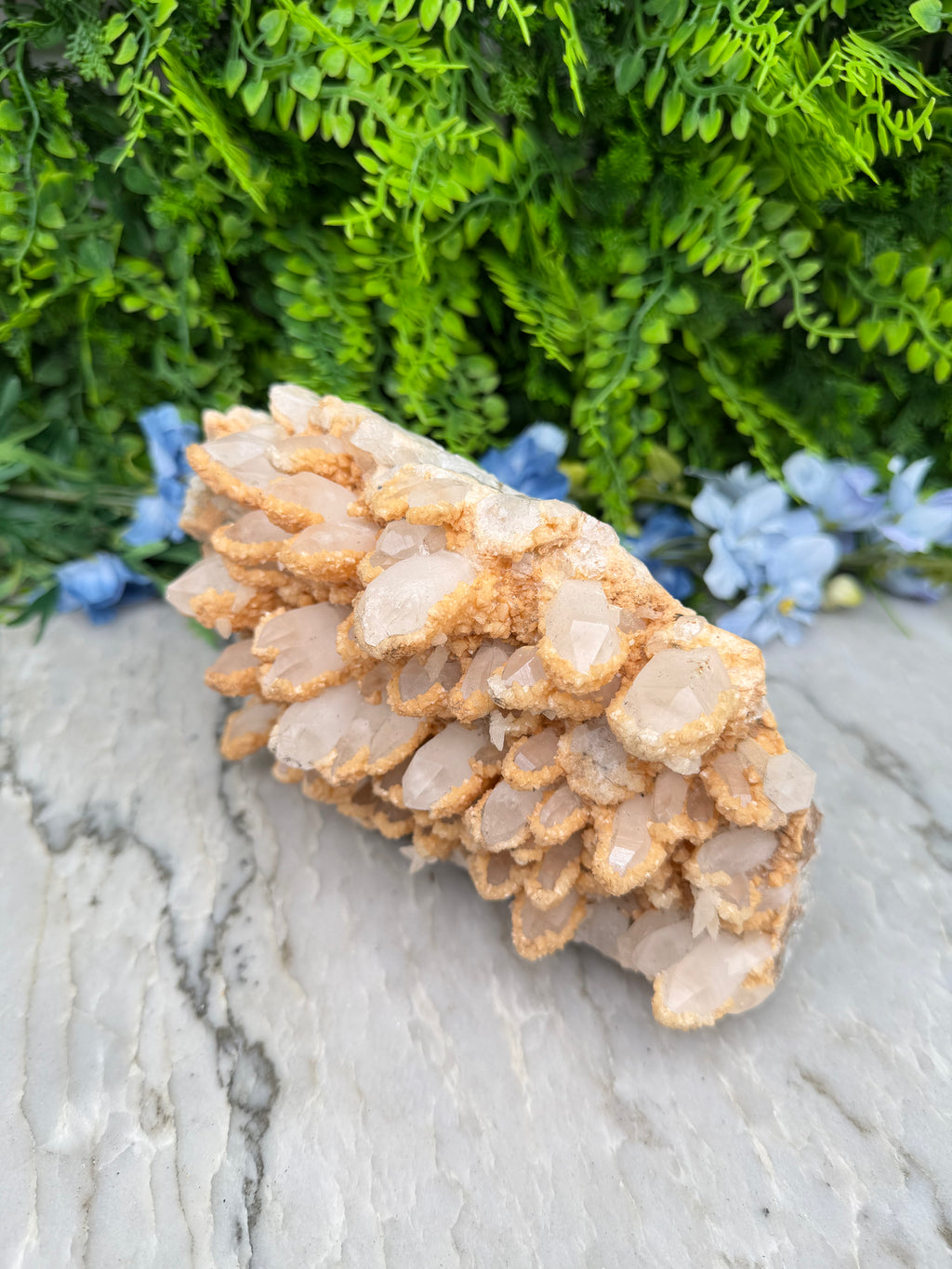 Museumstuk - Bergkristal met zeldzame begroeiing en Pyriet (2372 gr/23.5 cm)
