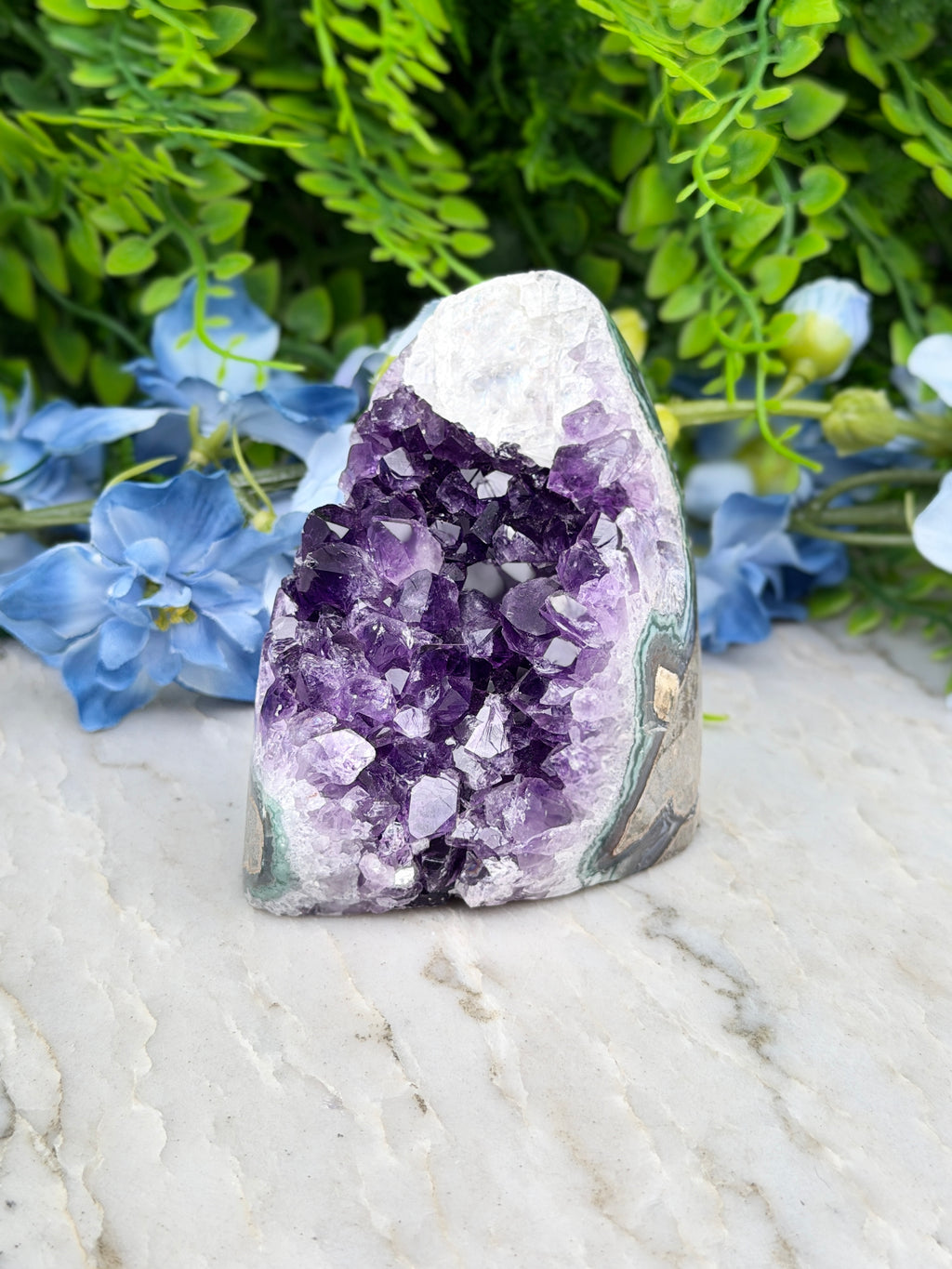 Amethist cluster met calciet cut base cut base (406 gr/8 cm)