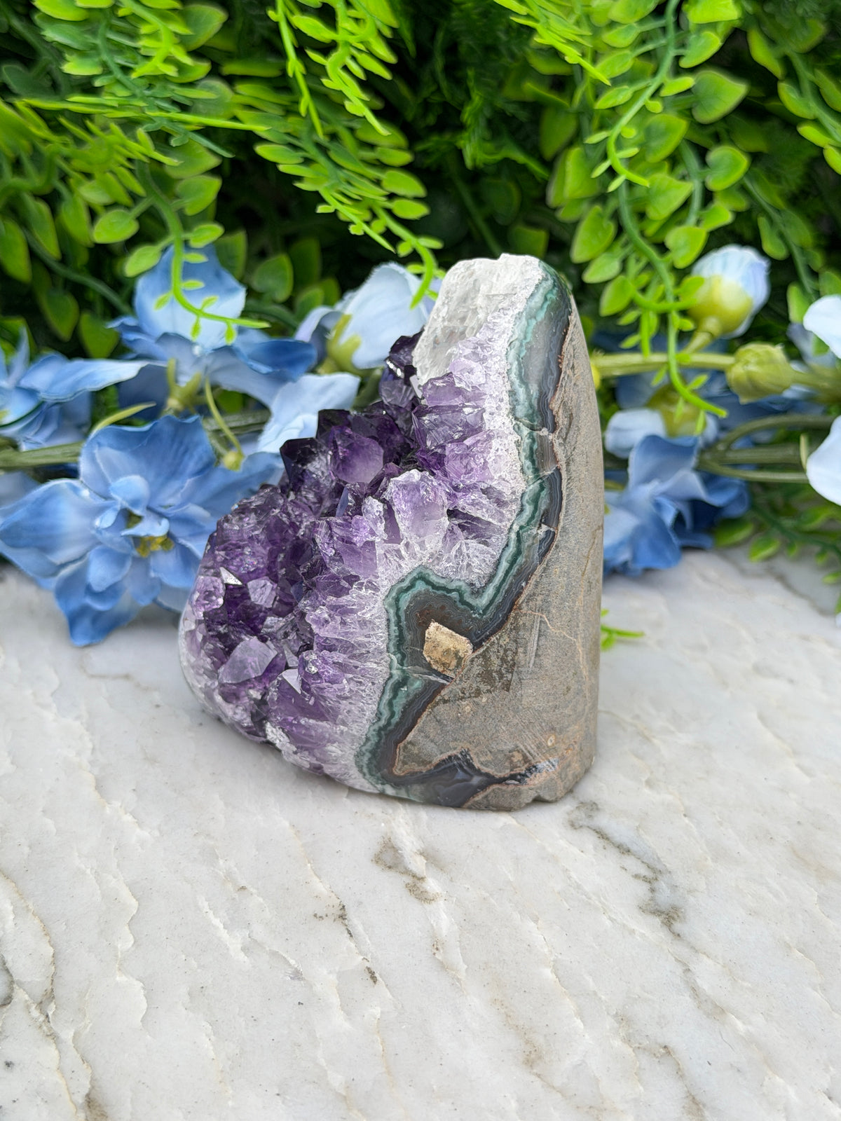 Amethist cluster met calciet cut base cut base (406 gr/8 cm)
