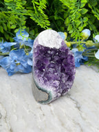 Amethist cluster met calciet cut base cut base (406 gr/8 cm)