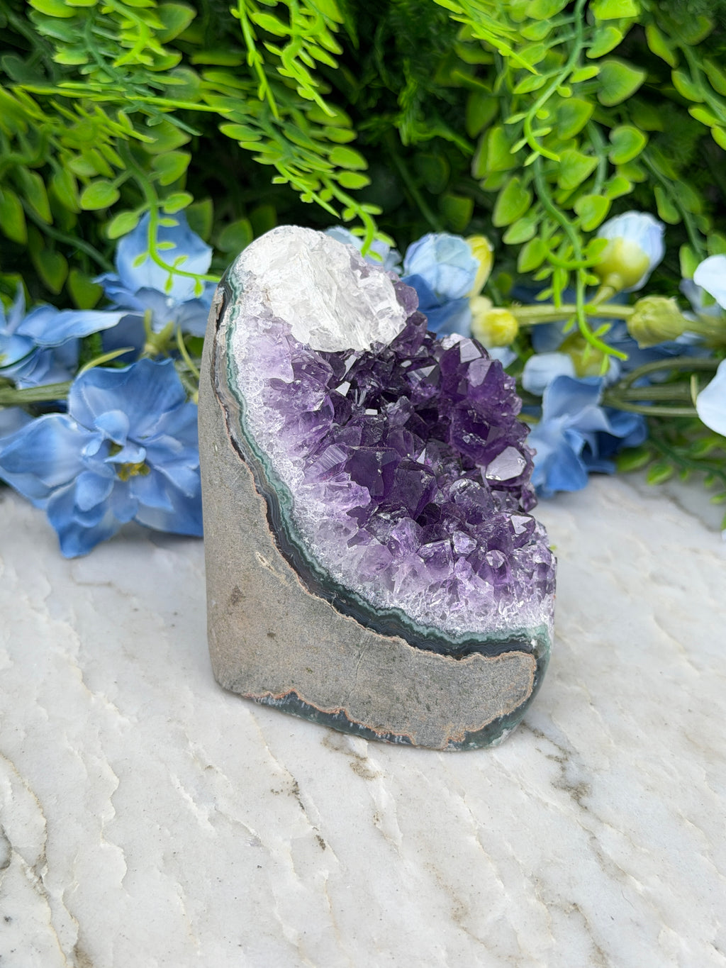 Amethist cluster met calciet cut base cut base (406 gr/8 cm)