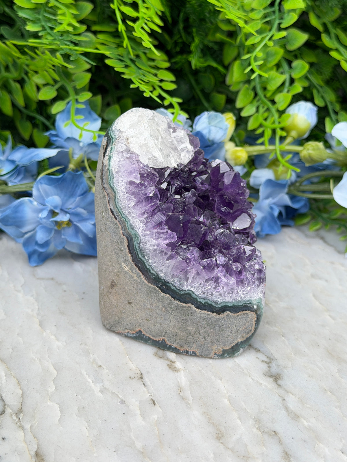 Amethist cluster met calciet cut base cut base (406 gr/8 cm)