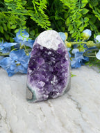 Amethist cluster met calciet cut base cut base (406 gr/8 cm)