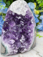 Amethist cluster met calciet cut base cut base (406 gr/8 cm)