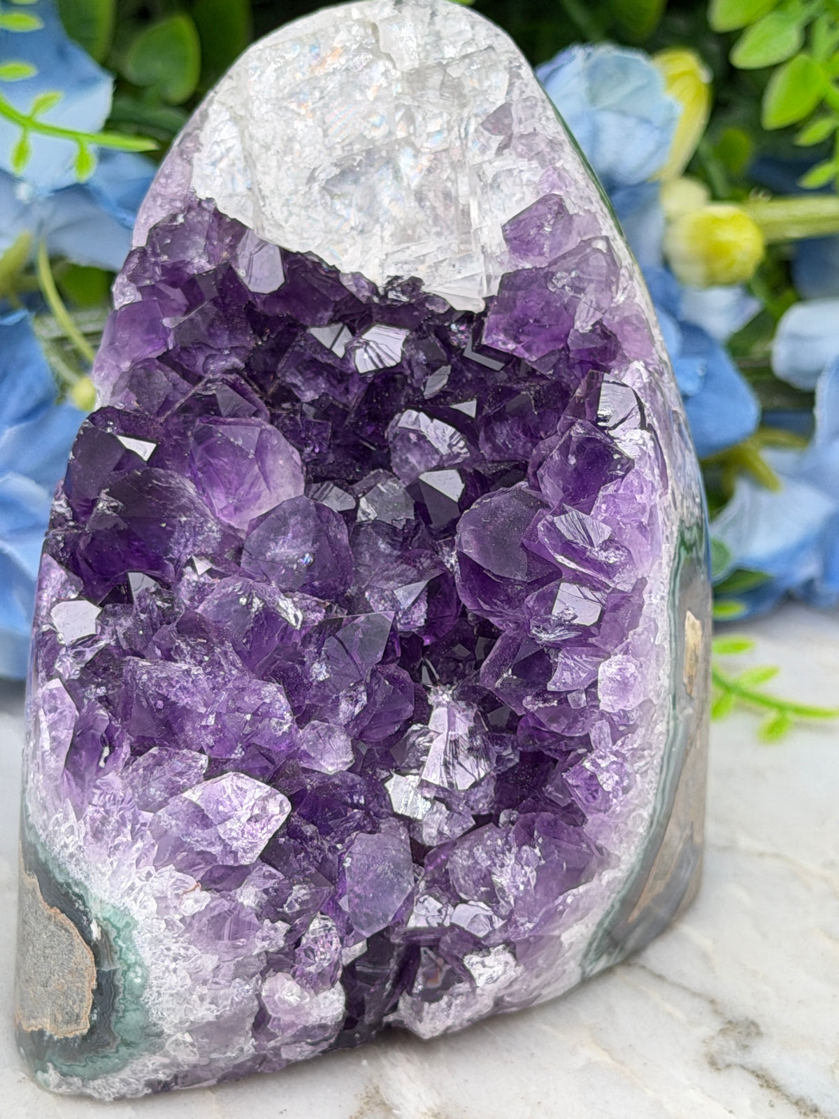 Amethist cluster met calciet cut base cut base (406 gr/8 cm)