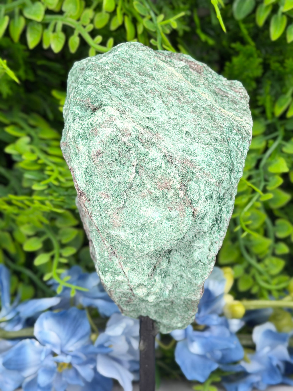 Fuchsiet ruw op standaard op standaard (618 gr/17 cm)