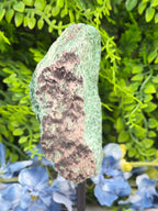 Fuchsiet ruw op standaard op standaard (618 gr/17 cm)