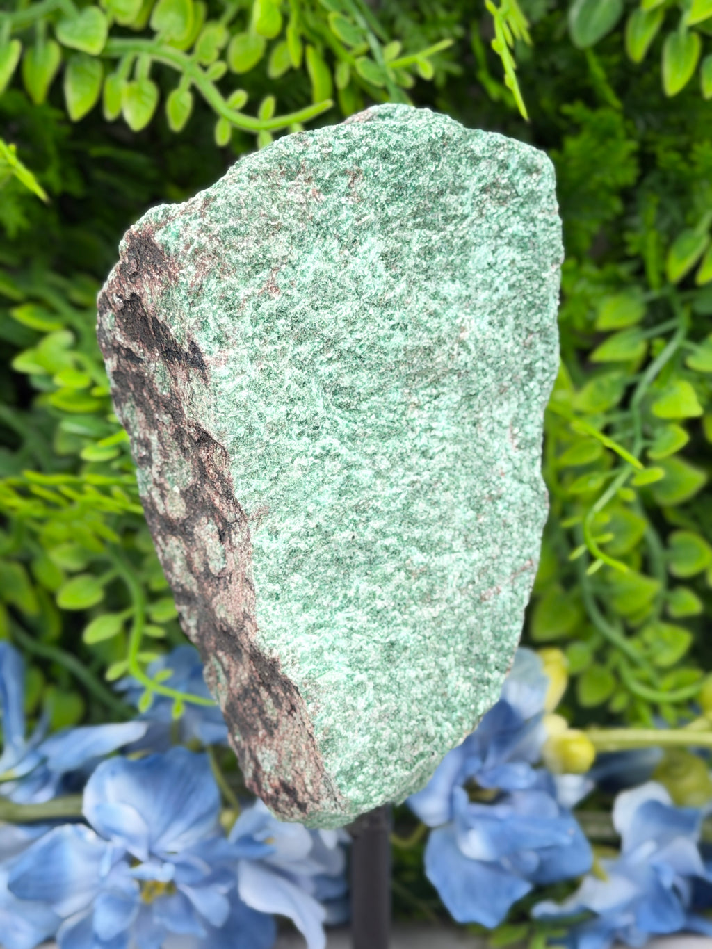 Fuchsiet ruw op standaard op standaard (618 gr/17 cm)