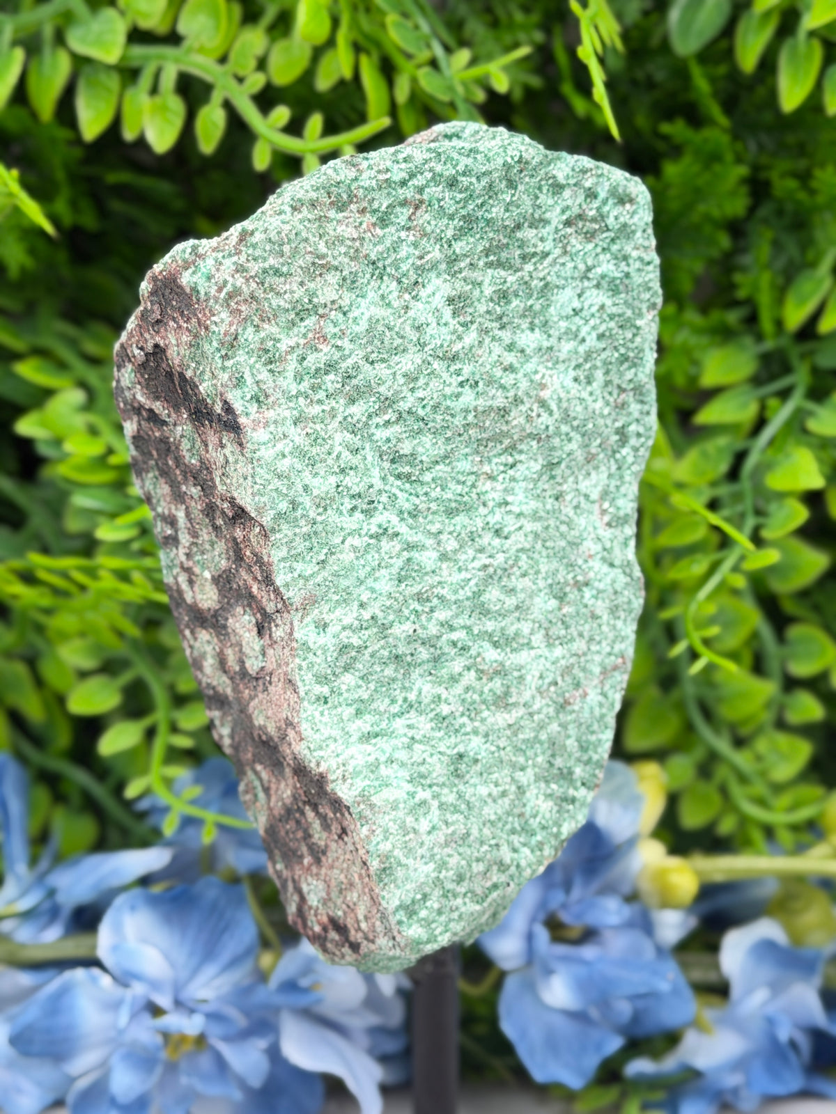 Fuchsiet ruw op standaard op standaard (618 gr/17 cm)