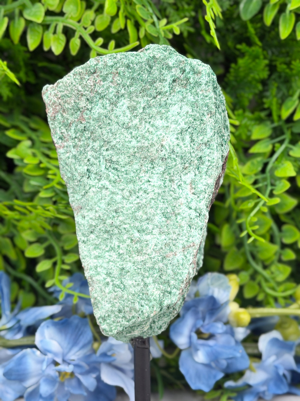 Fuchsiet ruw op standaard op standaard (618 gr/17 cm)