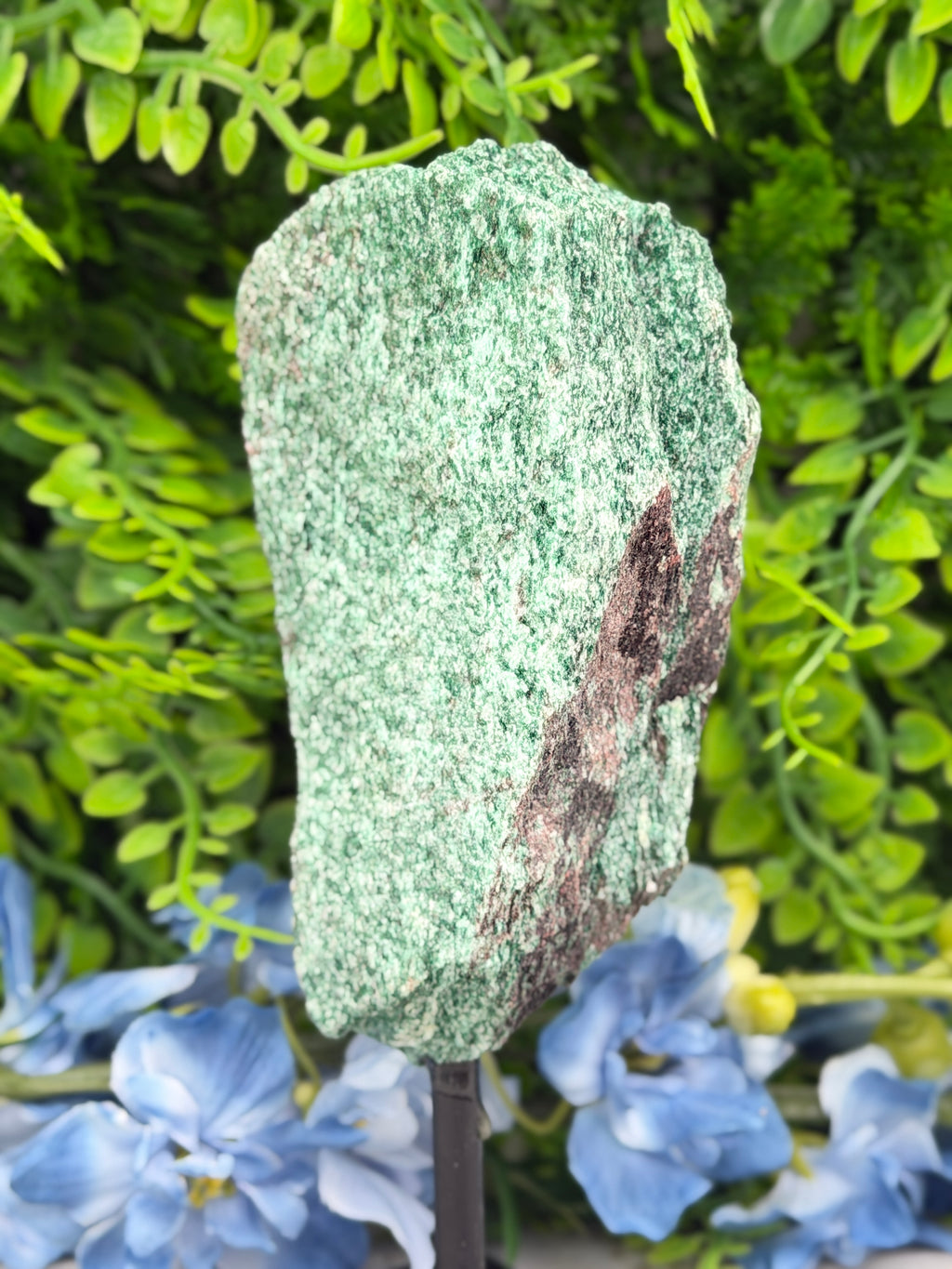 Fuchsiet ruw op standaard op standaard (618 gr/17 cm)