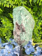 Fuchsiet ruw op standaard op standaard (618 gr/17 cm)