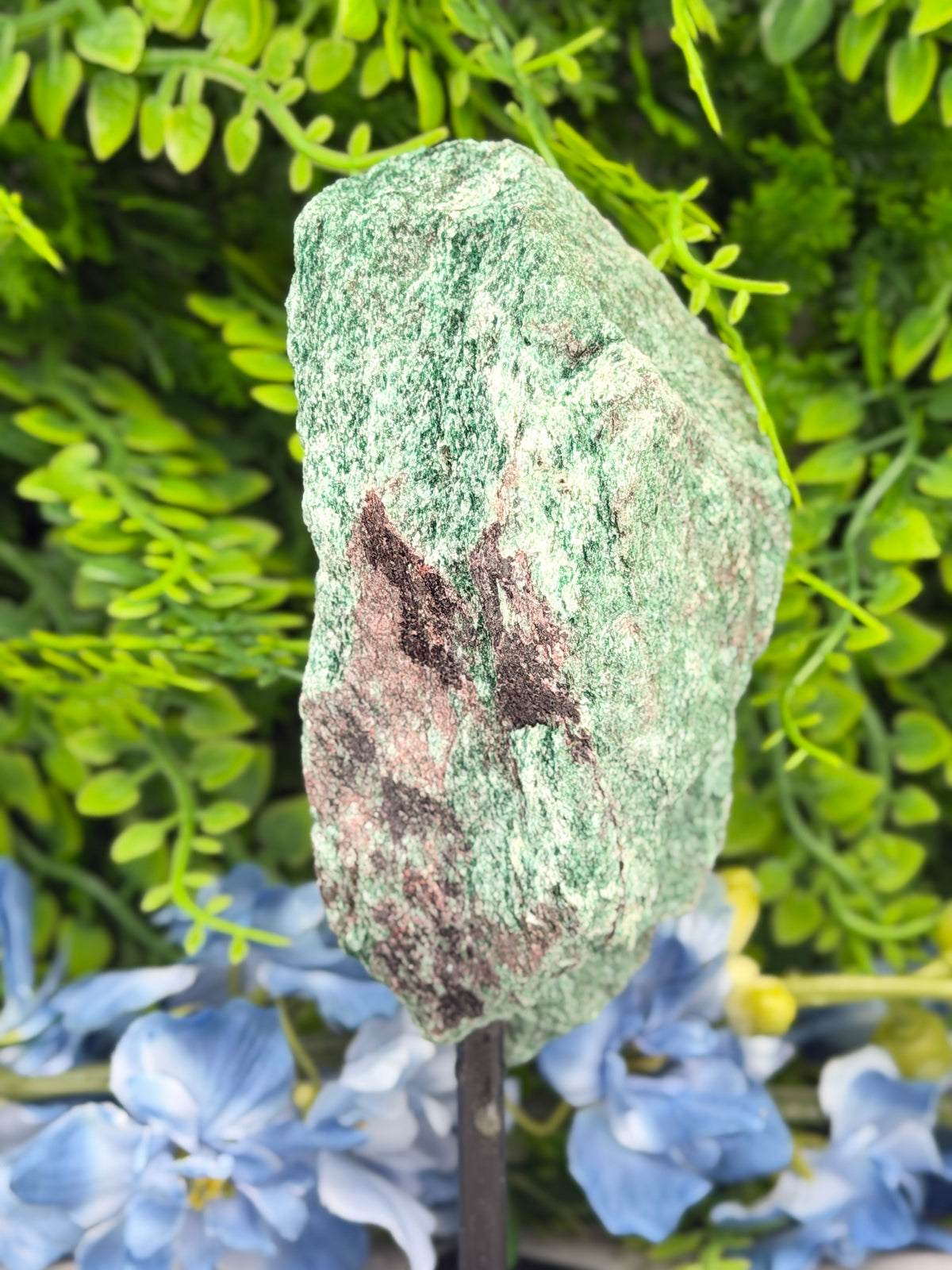 Fuchsiet ruw op standaard op standaard (618 gr/17 cm)
