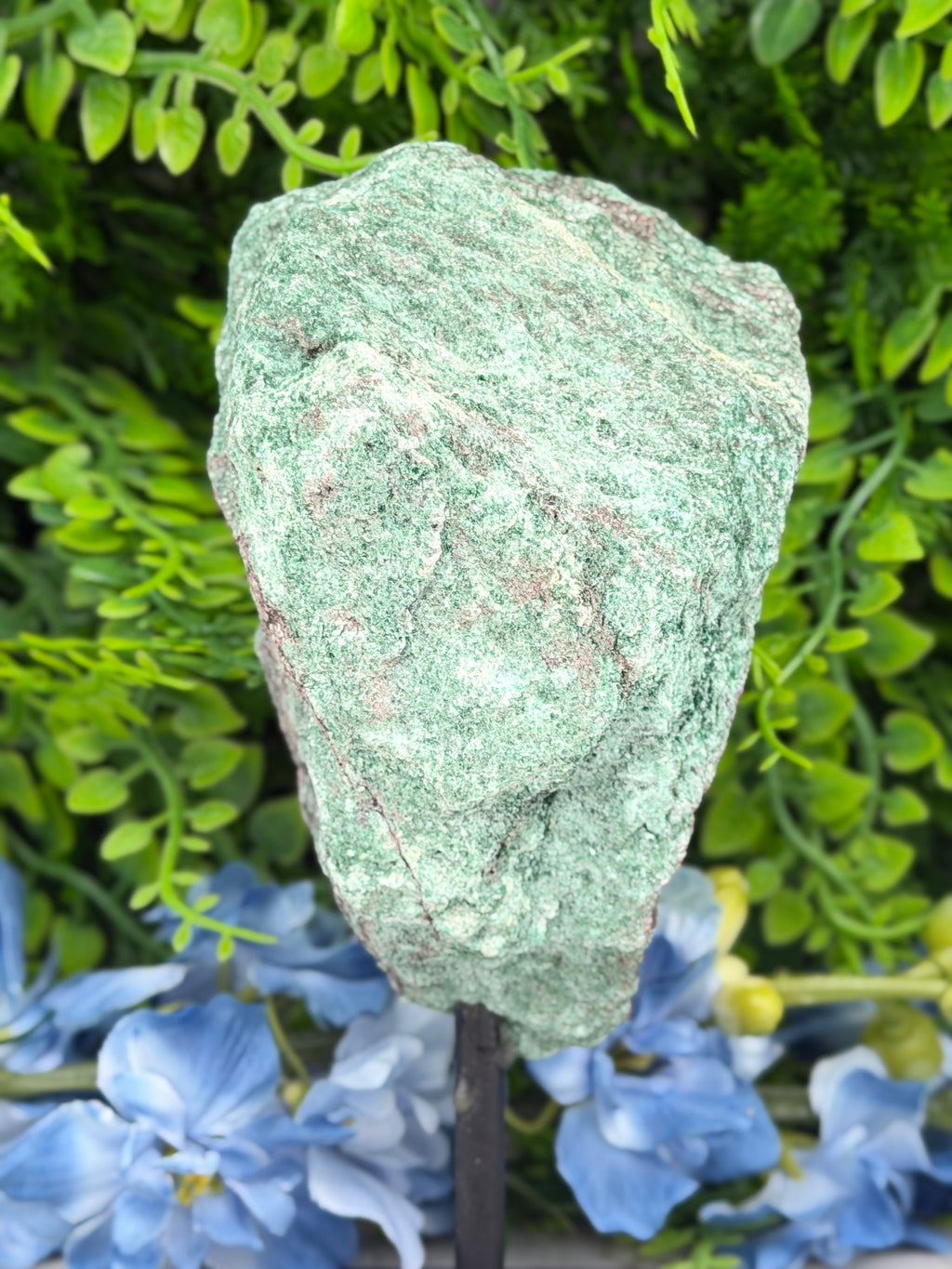 Fuchsiet ruw op standaard op standaard (618 gr/17 cm)