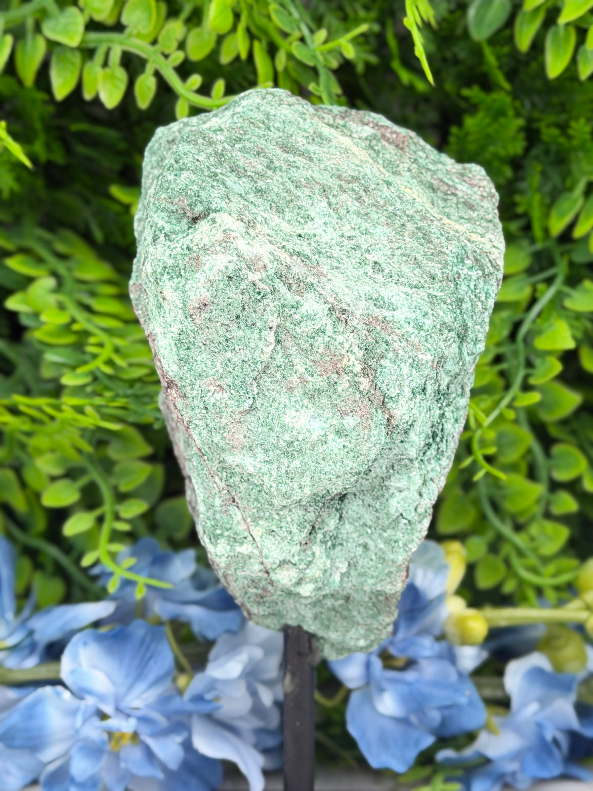 Fuchsiet ruw op standaard op standaard (618 gr/17 cm)
