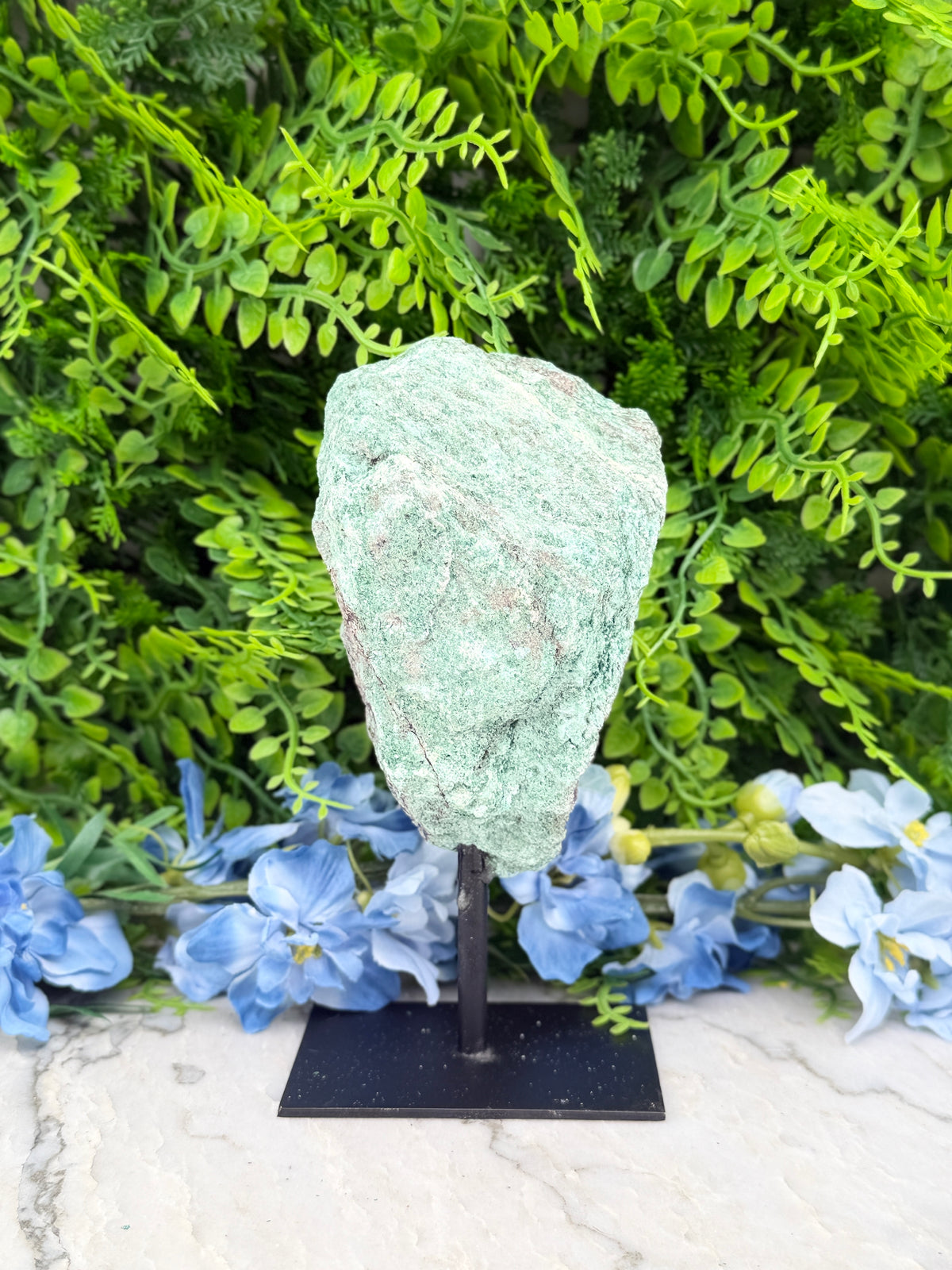 Fuchsiet ruw op standaard op standaard (618 gr/17 cm)
