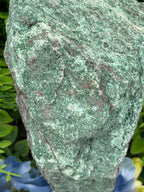 Fuchsiet ruw op standaard op standaard (618 gr/17 cm)