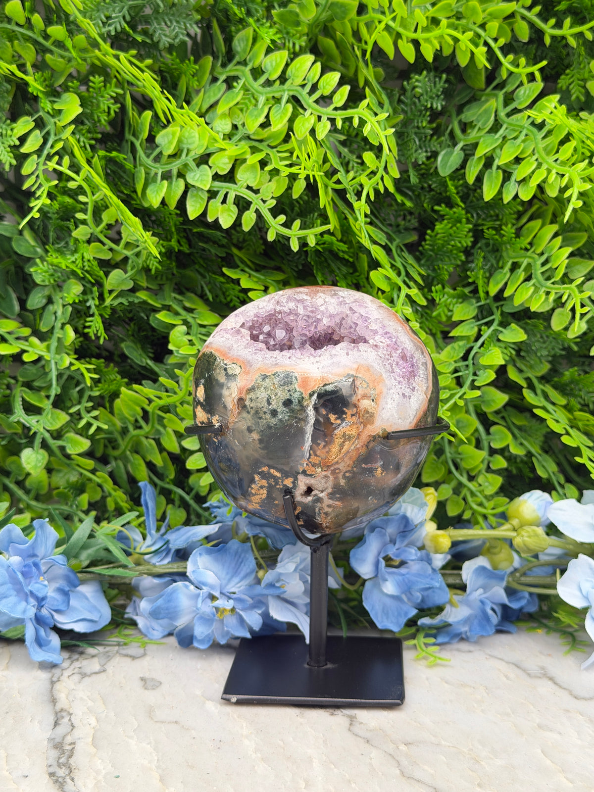 Amethist op Bergkristal geode met Agaat op standaard (538 gr/14 cm)