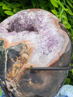 Amethist op Bergkristal geode met Agaat op standaard (538 gr/14 cm)