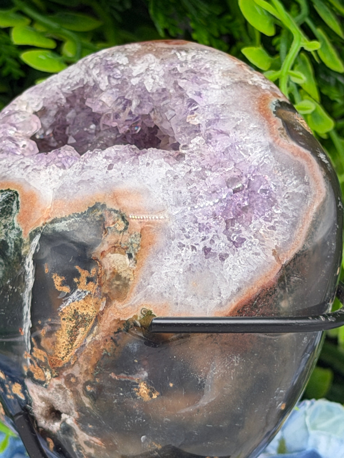 Amethist op Bergkristal geode met Agaat op standaard (538 gr/14 cm)