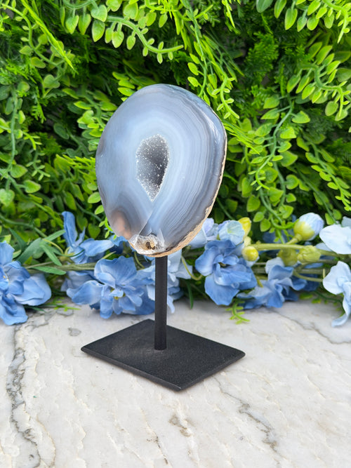 Agate geode on a stand (376 gr/14 cm)
