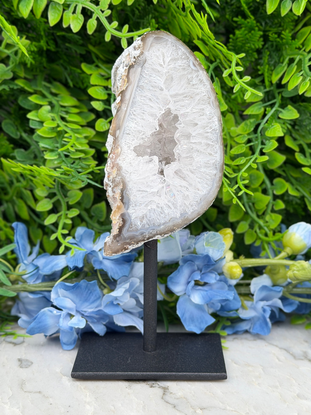 Agate geode on a stand (402 gr/16 cm)