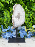 Agate geode on a stand (402 gr/16 cm)