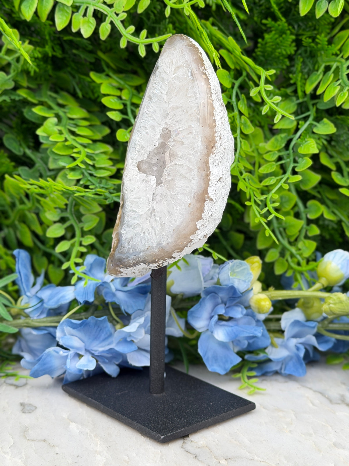 Agate geode on a stand (402 gr/16 cm)