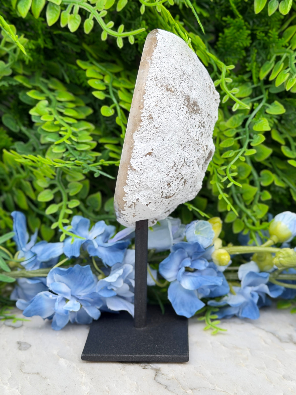 Agate geode on a stand (402 gr/16 cm)