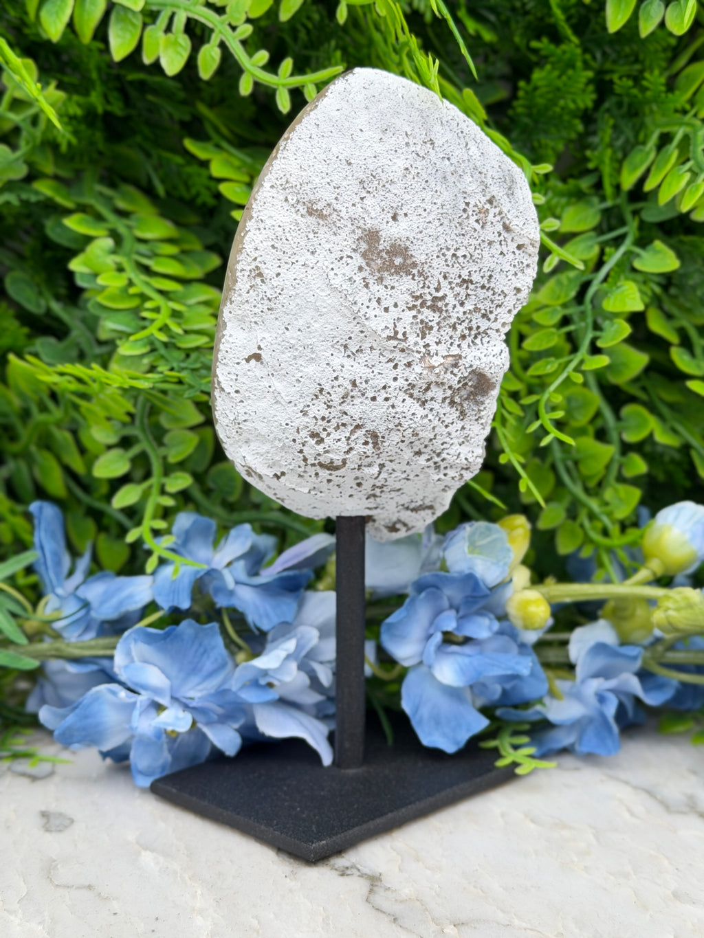 Agate geode on a stand (402 gr/16 cm)