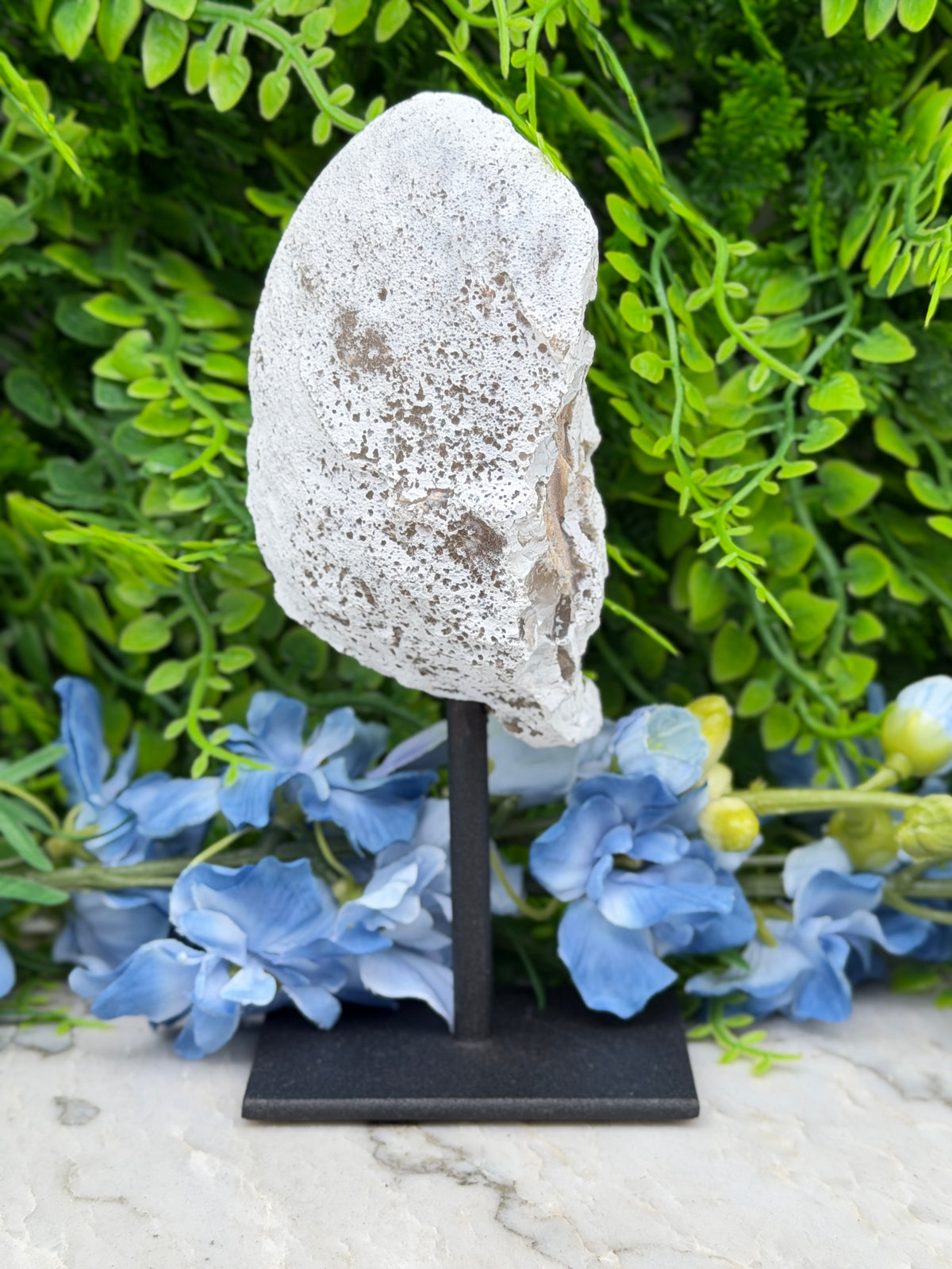 Agate geode on a stand (402 gr/16 cm)