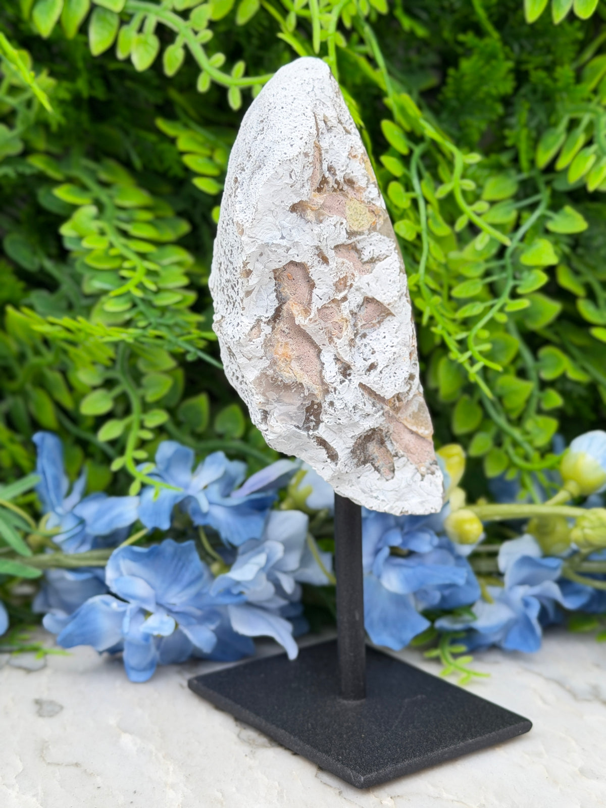 Agate geode on a stand (402 gr/16 cm)